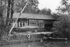 842817 Gezicht op Elzenaars Jachtwerf 'De Eem' bij Amersfoort, aan de rivier de Eem, vanaf een boot.